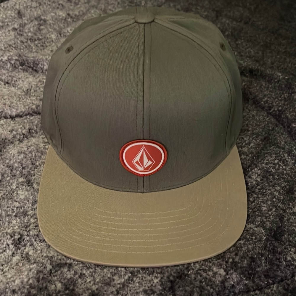 Volcom SnapBack - Picture 1 of 3
